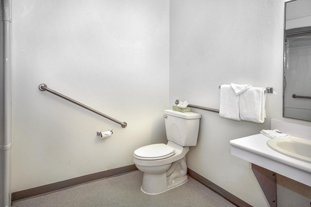 Motel 6-Peterborough, On Bilik gambar